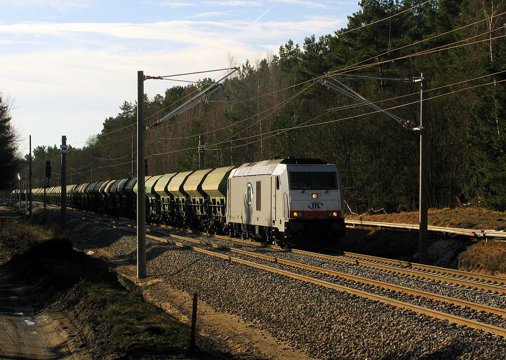 Und das Gl�ck war mit Hold, so kam dann doch eine der wenigen Zugfahrten pro Tag auf der Baustelle angefahren. 285 103-8 mit ihrem Zug zum einschottern der Gleise. Er setze auf das andere Gleis um, damit er dort weite im S�den schottern kann.