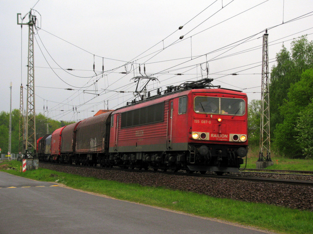 Und los gehts. 155 087-5 mit einem gemischten G�terzug Richtung Berlin durch Bestensee um 6:48 am 1.Mai 2010. Vermutlich handelt es sich um die Stahl�bergabe von Ziltendorf nach Seddin, welche umgeleitet wurde.