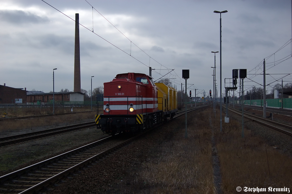 V 100.01 (203 213-4) ex DR (112 573-1) der HGB - Hessische G�terbahn GmbH in Rathenow Richtung Wustermark unterwegs. 17.01.2012