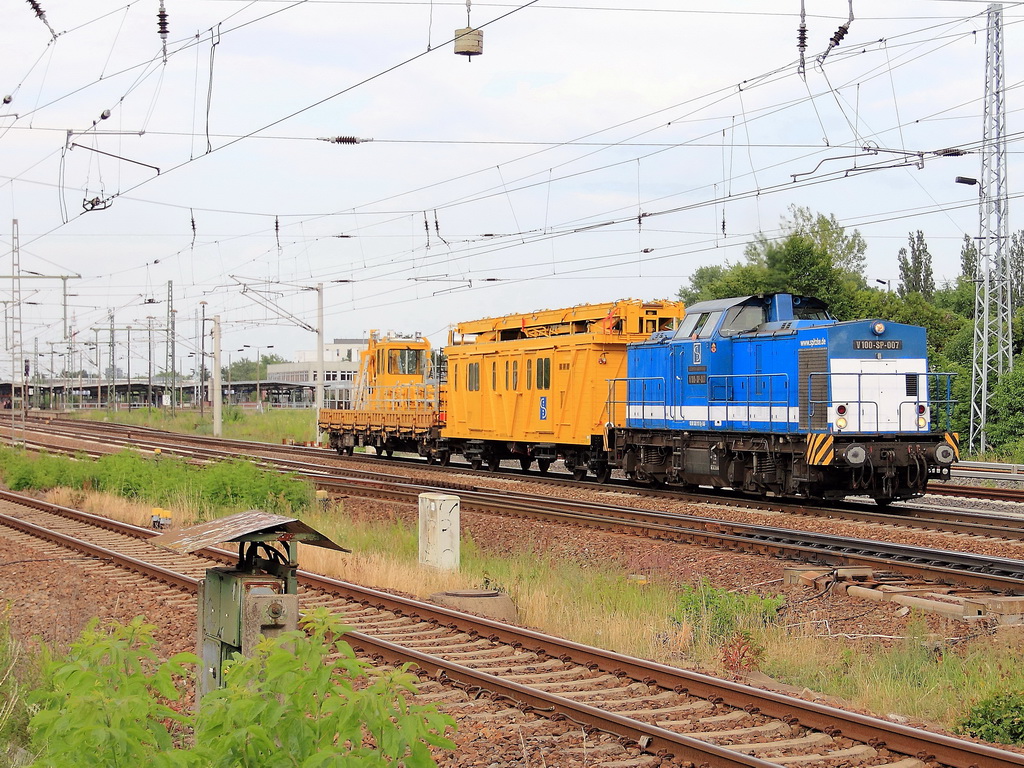 V100-SP-007 in  Richtung Genshagener Heide nach dem passieren des Bahnhof Berlin Sch�nefeld Flughafen.