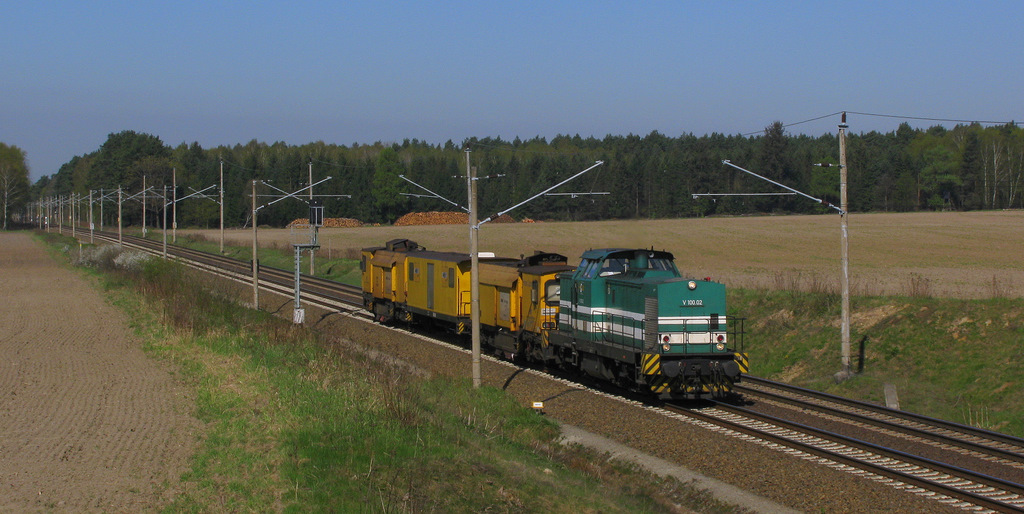 V100.02 der LDS mit ihrem Schleifzug in Richtung Frankfurt(Oder) war der zweite und letzte private G�terzug am 20.04.2011 vor unseren Kameras. 20.04.2011