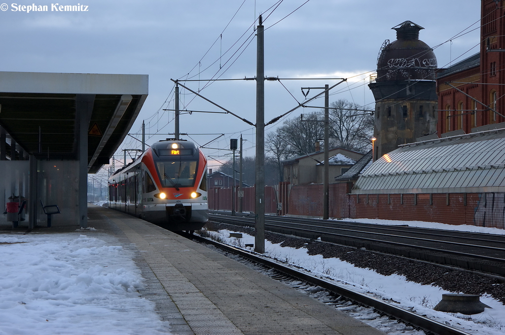 VIAS 404 (428 138-2) VIAS GmbH f�r ODEG - Ostdeutsche Eisenbahn GmbH als RE4 (RE 37325) von Rathenow nach Ludwigsfelde in Rathenow. 15.12.2012