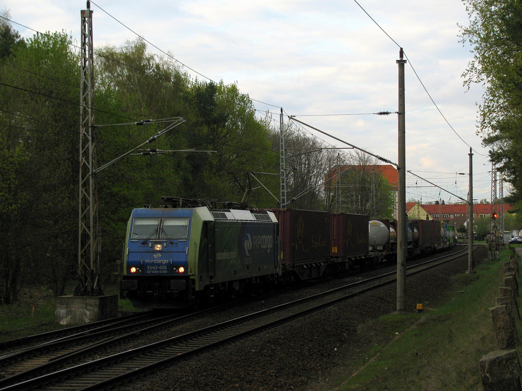 Vor der Sperrung der Berlin - G�rlitzer Bahn zog auch die PKP EU 43-005 vorbei. Es handelt sich hierbei vermutlich um die damals noch regelm��ige Leistung von Frankfurt(Oder) Oderbr�cke nach Ruhland.