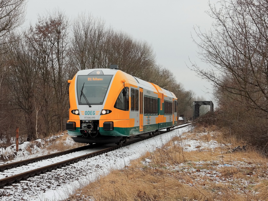 VT 646.040 der Ostdeutsche Eisenbahn GmbH am 21. Februar 2012 als OE 51 (OE 68976)  in Richtung Rathenow am Bahn�bergang in der Cassmannstrasse  in Brandenburg.      
