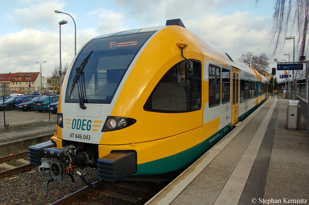 VT 646.043 (646 043-9) der ODEG - Ostdeutsche Eisenbahn GmbH als OE51 (MR 68926) von Brandenburg Hbf nach Rathenow im Brandenburger Hbf. Heute fahren sie noch im Auftragt der M�rkischen Regiobahn ab Morgen ist dann die ODEG dran. 10.12.2011