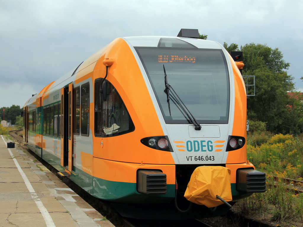 VT 646.043 als OE 68939 (Linie OE 33) der Ostdeutsche Eisenbahn GmbH nach J�terbog am 05. September 2012 im Bahnhof Belzig Stadt beim Personalwechsel.