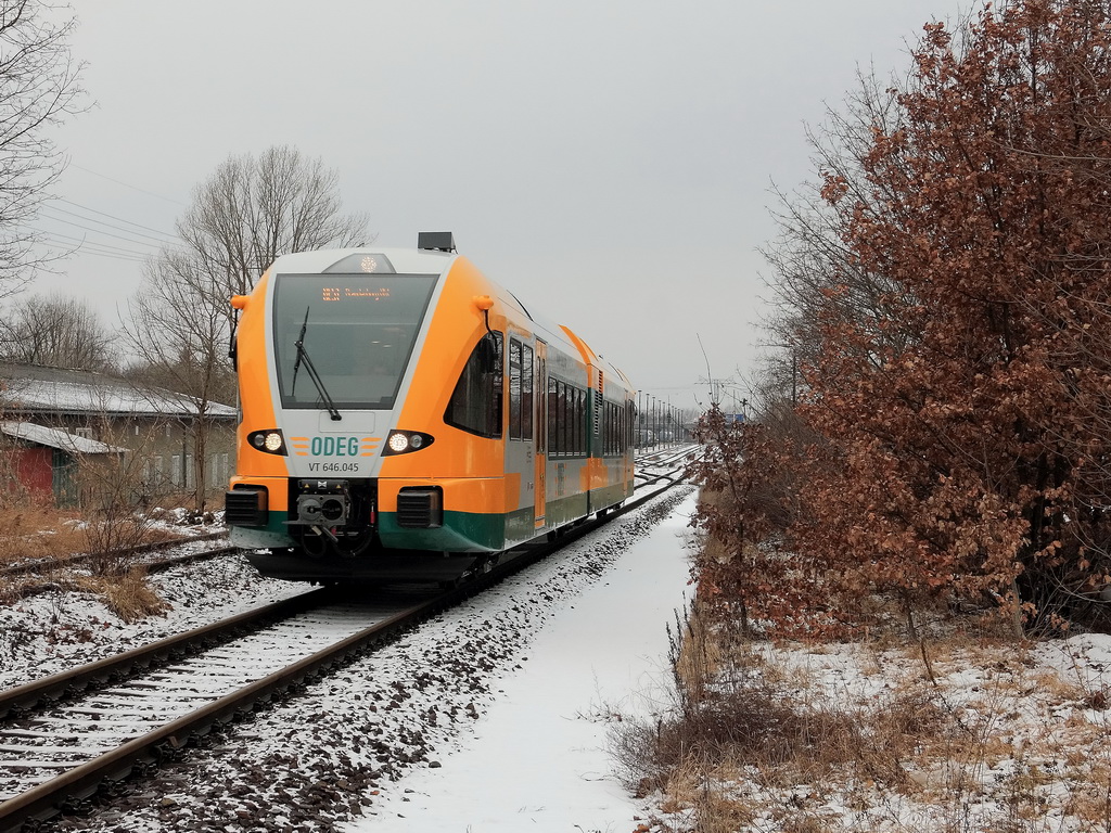 VT 646.045 der Ostdeutsche Eisenbahn GmbH am 21. Februar 2012 als OE 51 (OE 68975) in Richtung Brandenburg am Bahn�bergang in der Cassmannstrasse in Brandenburg. 