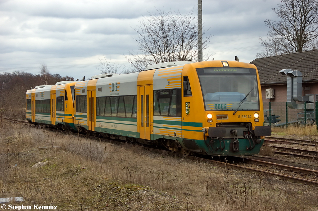 VT 650.62  Amt Schlaubetal  (650 062-2) & VT 650.78  Seelow (Mark)  (650 078-8) der ODEG - Ostdeutsche Eisenbahn GmbH standen am 1. Weihnachtstag in Rathenow. Sie kamen als RE4 (RE 37389) von Berlin Ostbahnhof nach Rathenow und standen als Reserve f�r den RE4 (RE 37305) zur Verf�gung. 25.12.2012 