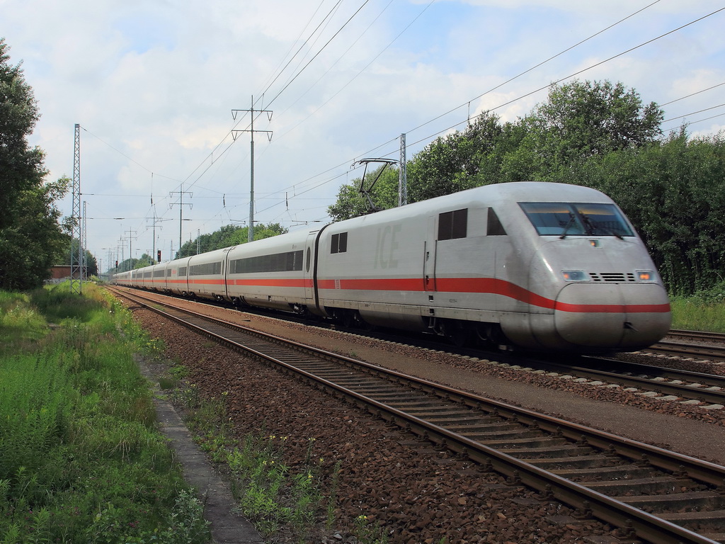 W�hrend 155 126-6 mit einem gemischten G�terzug auf dem Ausweichgleis Richtung Berlin steht, kann der ICE 402 019-6  (Hagen) diesen auf dem s�dlichen Berliner Au�enring bei Diedersdorf am 11. Juli 2012 �berholen.  
