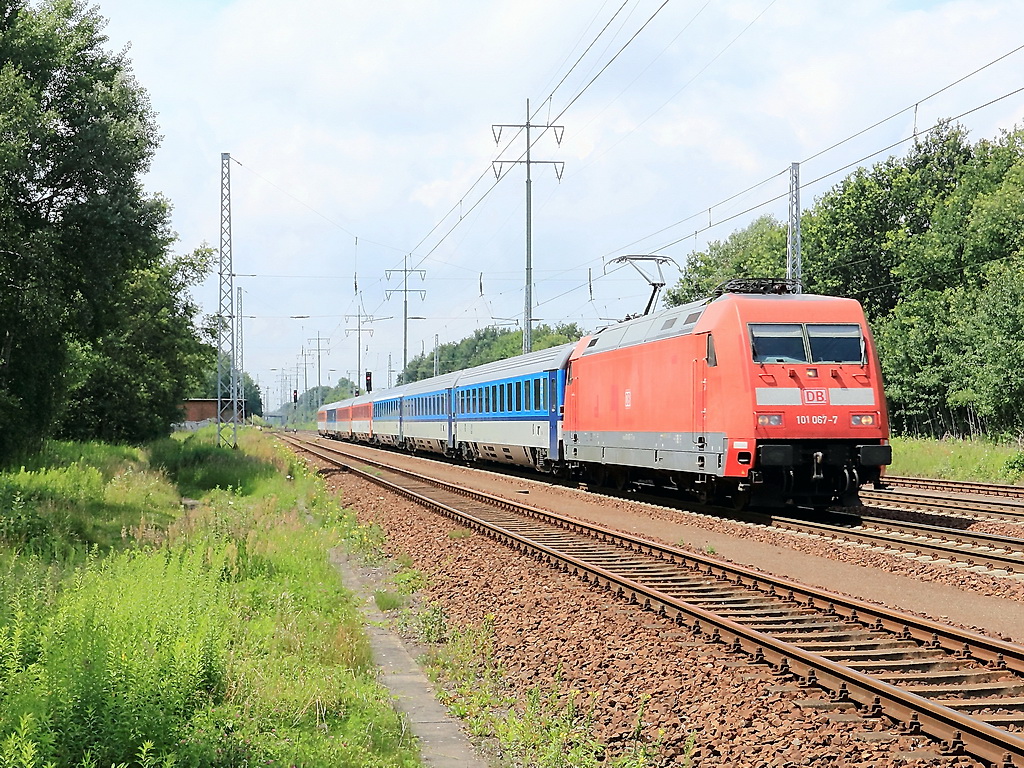 W�hrend 155 126-6 mit einem gemischten G�terzug auf dem Ausweichgleis Richtung Berlin steht, kann 3 Minuten nach dem ICE 402 019-6  (Hagen) auch 101 067-7 diesen G�terzug auf dem s�dlichen Berliner Au�enring bei Diedersdorf am 11. Juli 2012. �berholen. 