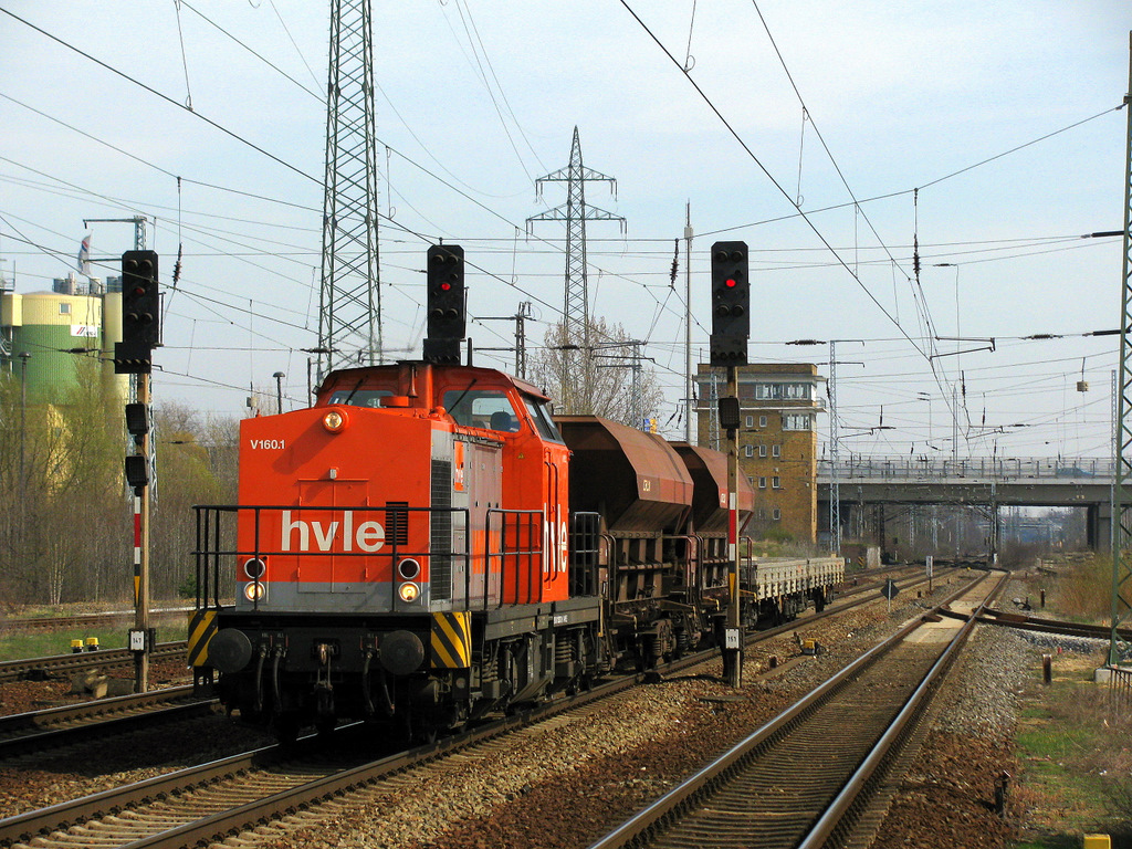 W�hrend eine 364er ihren Zug umfuhr kam V 160.1 (92 80 1203 012-0 D-HVLE, ex DR 202 654) durch Berlin Sch�nefeld Flughafen Richtung Genshagener Heide am 08.04.2010.