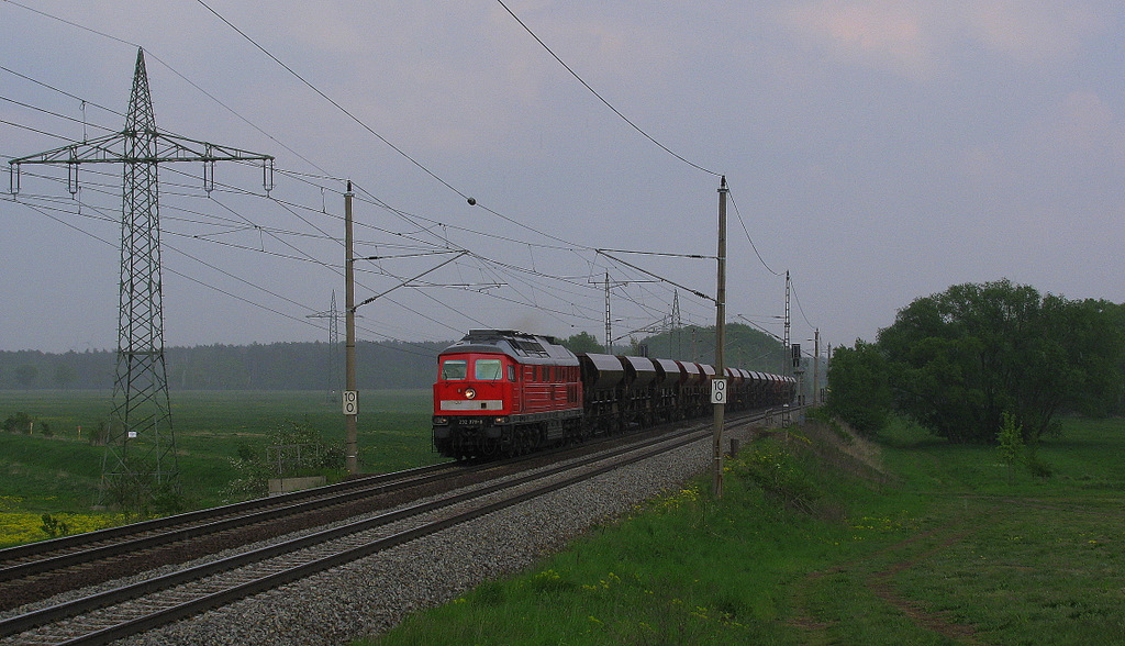 W�hrend des immensen Schauer rauschte 232 379-8 mit Sch�ttgutwagen Richtung Saarmund durch Nudow an den nasser werdenden Fotografen vorbei. 29.04.2011