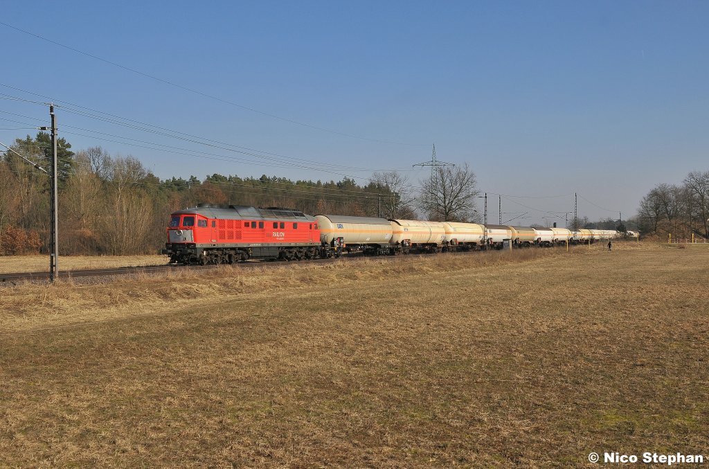 Wat f�r ein sch�ner Zug! 232 201-4 mit Hollandlatz m�hte sich vor einem Kesselzug nach Saarmund ab,hier bei der Durchfahrt von Ahrensdorf (26.02.11)