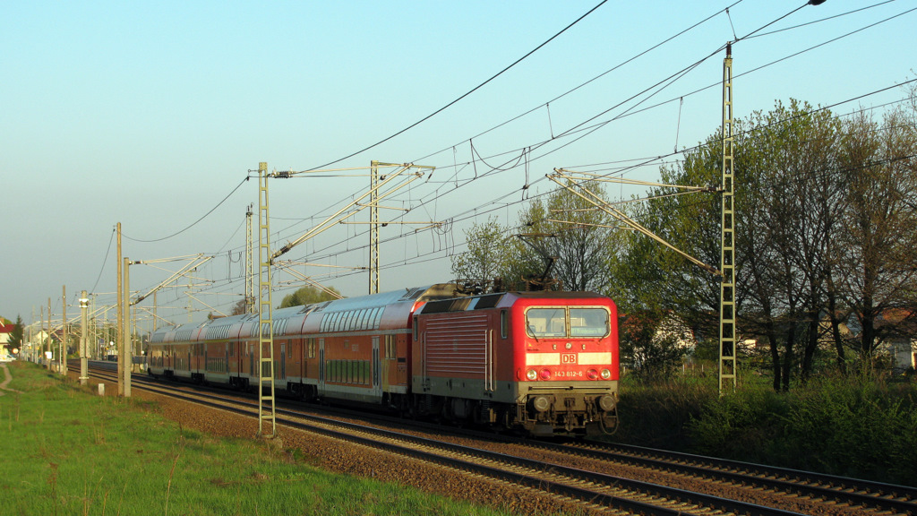 Weiter geht es mit der Tour vom gestrigen 20.04.2011 . Sie f�hrte Hannes und mich mal an die Strecke Berlin - Frankfurt(Oder). Und da der fr�he Vogel den Wurm f�ngt, beginnt die Serie um 6:44 mit 143 812-6 die den gesamten Tag als Ersatz auf dem RE 1 pendelte und hier gerade etwas versp�tet durch Jacobsdorf nach Brandenburg Hbf. rauscht.