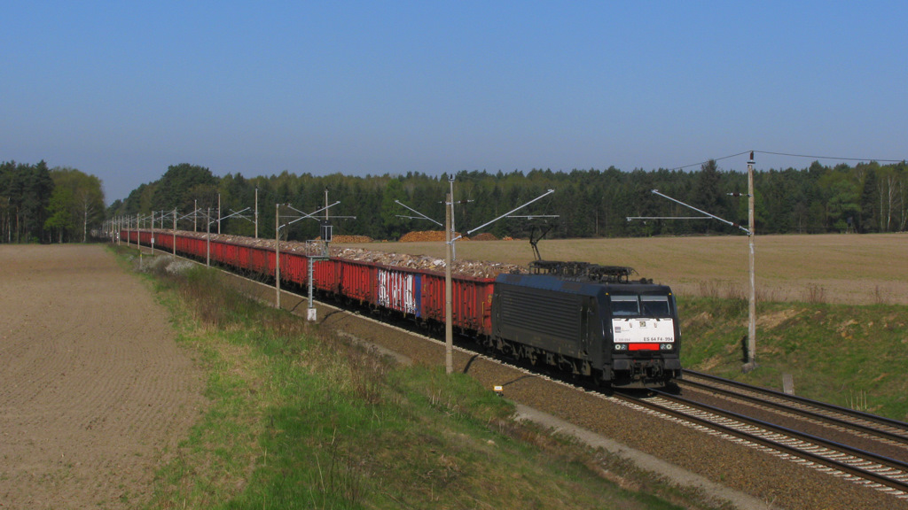 Weiter ging es zu einer Br�cke kurz vor dem Bahnhof Frankfurt(Oder) Rosengarten. Hier lies es sich sehr gut aushalten und nach kurzer Wartezeit kam 189 994 von Captrain mit ihrem Holzabfallzug von Rosendaal nach Beeskow. 20.04.2011 
