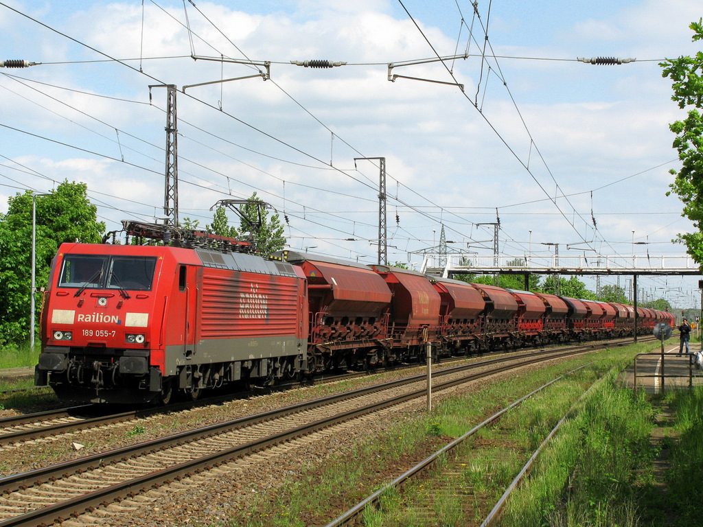 Weiter im R�ckblick: Gleich die zweite DB 189er (sonst sehe ich bei vielen Touren fast nie eine) kam um 14:59 am 25.05.2010 mit dem FIR 51394 von Dresden Friedrichstadt nach Seddin. Nach einer halben Stunde Aufenthalt zog sie dann p�nktlich weiter nach Seddin. W�hrend das Bild bei der Einfahrt im Schatten war gingen wir nach vorn in den Bahnhof und fotografierten sie nochmal bei Licht. Viele Gr��e an den Tf!