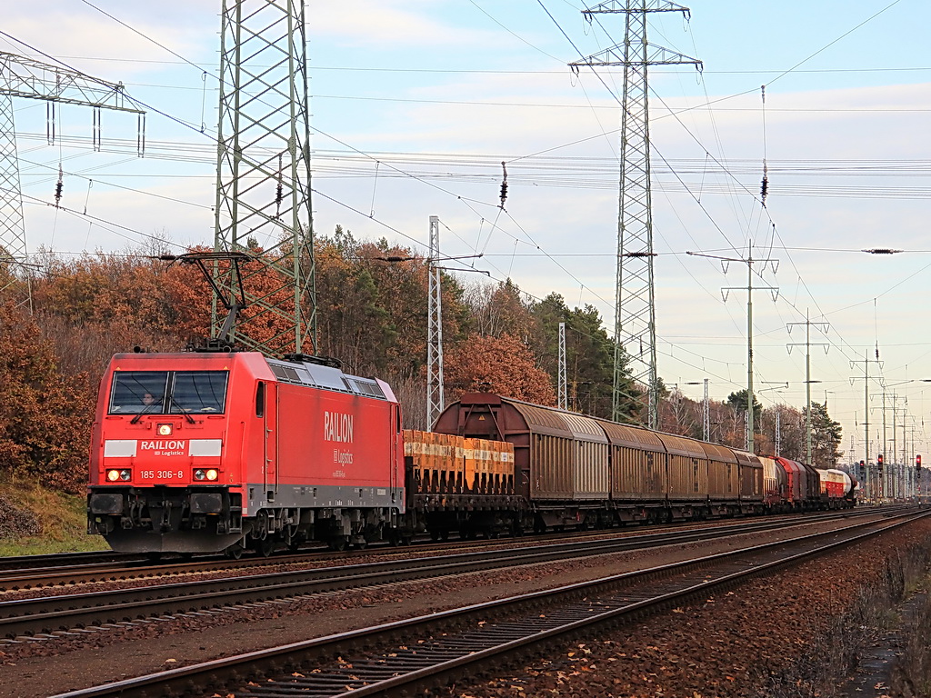 Wenige Minuten nach 155 266-0 folgte 185 306-8 auch mit einem gemischten G�terzug auf dem Berliner Au�enring bei km 24.4  in Diedersdorf am 25. November 2011.