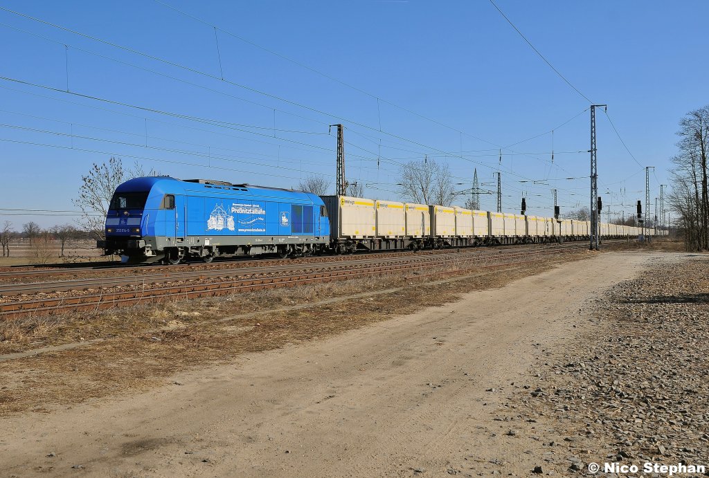 Wieder ein  Woodtainerzug ,welcher diesmal von 253 014-9 der Press bef�rdert wurde,Saarmund (08.03.11)