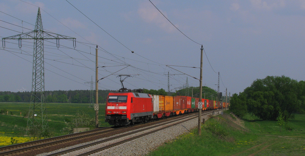 Wieder mal eine schicke 152er (152 132-7) mit Containerzug in Richtung Saarmund an uns und Nudow vorbei. 29.04.2011