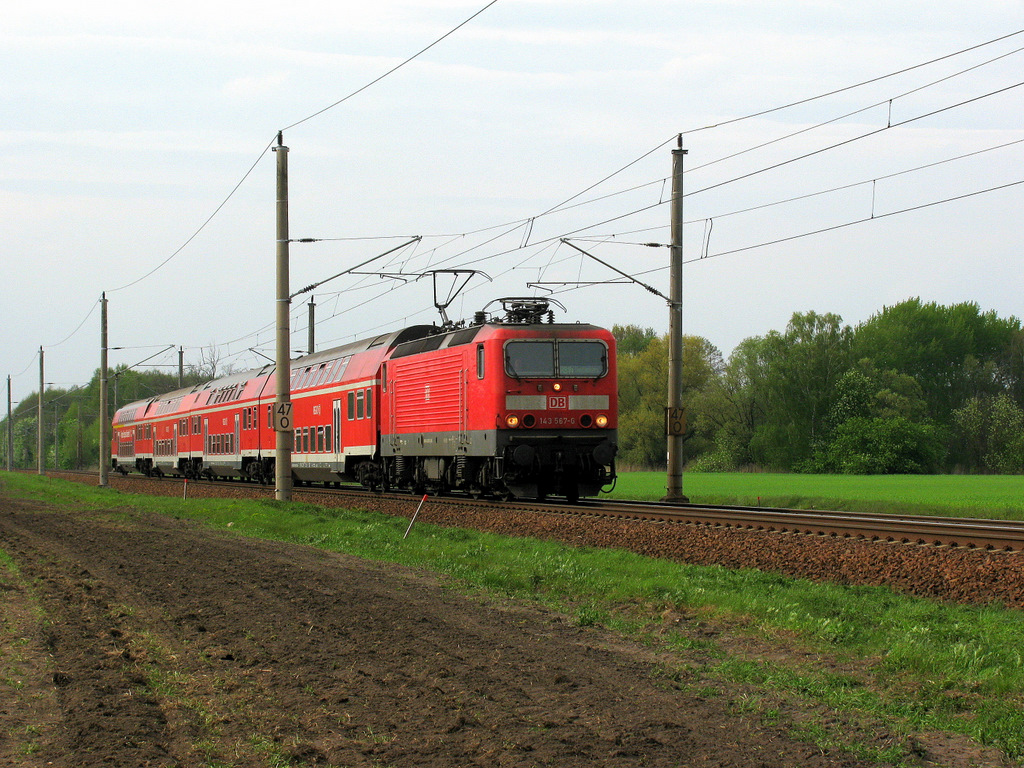 Wieder mal Sonnenstrahlen am 1.Mai 2010 f�r die 143 567-6 mit freigewischtem DB-Keks Richtung Senftenberg.