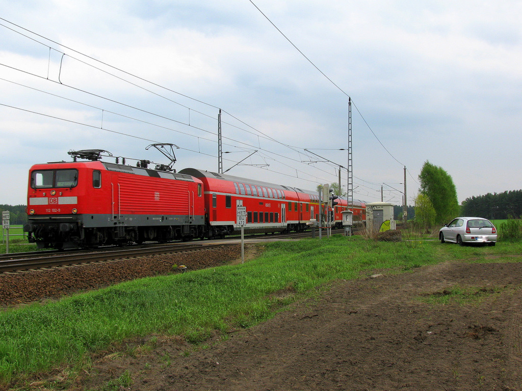 Ziemlich dynamisch kommt auch 112 102-9 mit einem RE 2 durch L�pten gen Rathenow. Sie passiert in diesem Moment am 1.Mai 2010 den Bahn�berweg in L�pten (Dahme - Spreewald) um mit 70 km/h weiter Richtung Gro� K�ris und im Endeffekt nach Rathenow zu fahren. N�chster Halt: K�nigs Wusterhausen in genau 12 Minuten.

