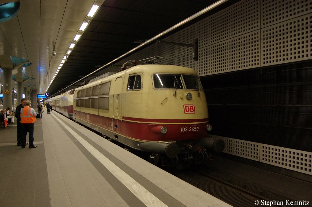 Zum dem Anlass des 5 j�hrigen Jubil�ums des Berliner Hauptbahnhof (21.5-22.5.2011) gibt es im Tiefbahnhof auf Gleis 8 eine kleine Fahrzeugausstellung.
Darunter ist die 103 245-7 und an dem Scharfenbergadapter h�ngt die VT 18.16.07/10 (Bauart G�rlitz), die Farblich gut zur der 103er passt und den SVT 137 225. 21.05.2011