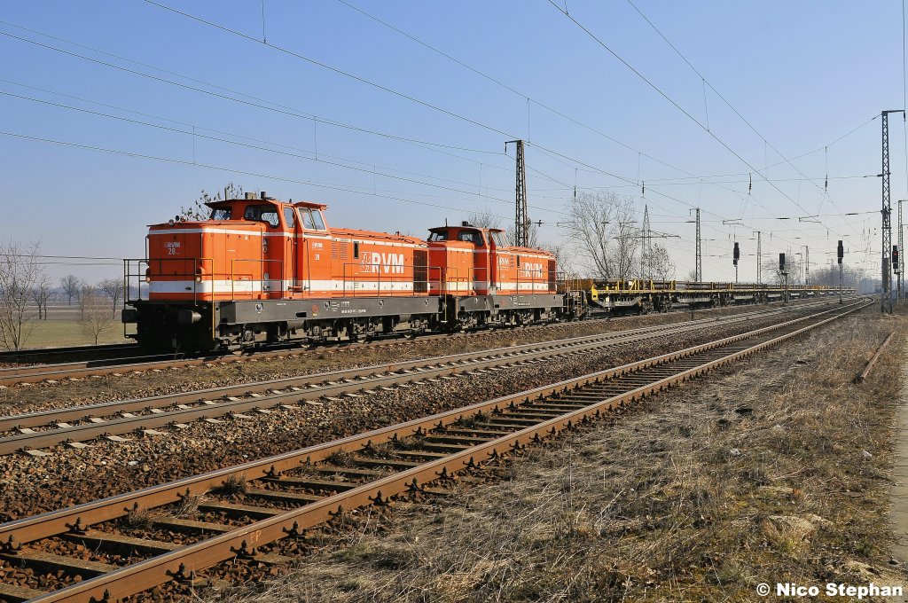 Zwei sehr sehr seltene G�ste im Berliner Raum,Lok 28 & 45 des Regionalverkehr M�nsterland mit einem Langschienentransport,welcher Richtung Hannover unterwegs war,brummen hier gerade durch Saarmund (01.03.11)