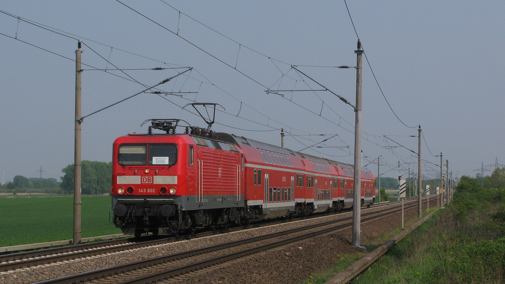 Zweite Station: Satzkorn: 143 802 aus Stutgart ist zur Zeit leihweise dem BW Berlin Lichtenberg bzw. Cottbus zugeordnet und drehte am 29.04.2011 ihre Runden auf der RB 20 von Wustermark nach Potsdam Griebnitzsee. Auch ein aus Magdeburg geliehener Steuerwagen ist am Zug.
