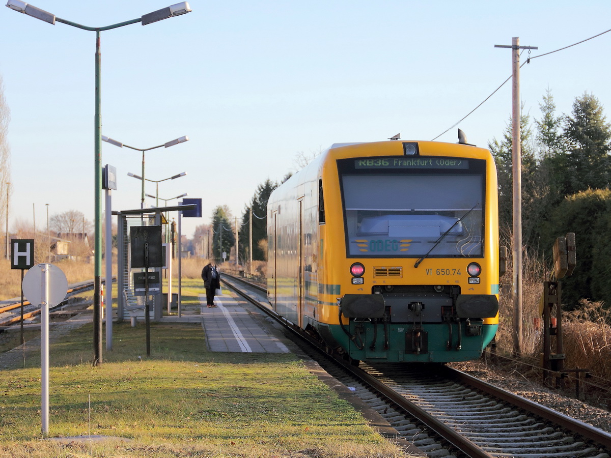 Auf Gleis 1 steht im Bahnhof Storkow(Mark) VT 650.74 der Ostdeutsche Eisenbahn GmbH als RB 36 (RB 79633) nach Frankfurt Oder am 30. Dezember 2013.