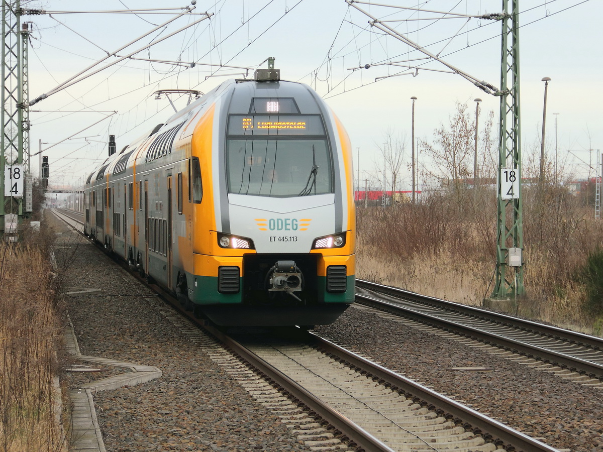 Einfahrt ET 445.113 der  ODEG - Ostdeutsche Eisenbahn GmbH - als RE4 (RE 84019) von Rathenow nach Ludwigsfelde in den Bahnhof Großbeeren auf Gleis 1 am 04. Januar 2014.