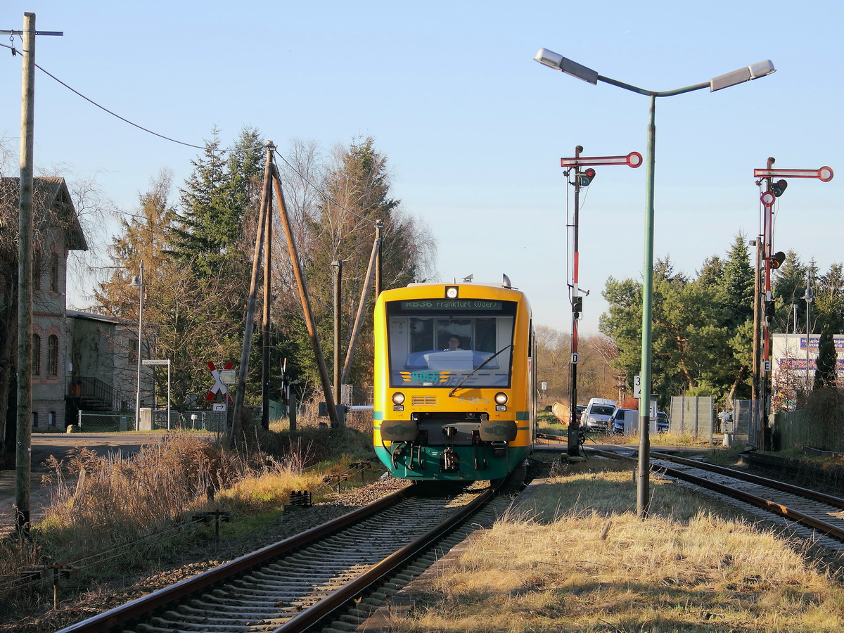 VT 650.74 der Ostdeutsche Eisenbahn GmbH kurz vor  der Einfahrt auf Gleis 1  in den Bahnhof Storkow(Mark) als RB 36 (RB 79633) nach Frankfurt Oder am 30. Dezember 2013. 