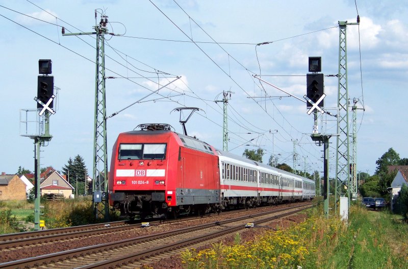 101 024-8 kommt hier mit dem EC340 (Krakow Glowny - Hamburg Altona) durch L�bbenau/Spreewald gefahren. 09.08.2009