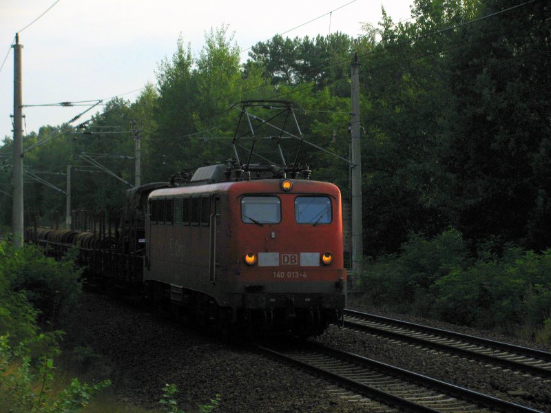 140 013-4 mit einem Bundeswehr-LKW und einer Menge Achsen (2 Wagen) am 15.08 abends durch Bestensee.