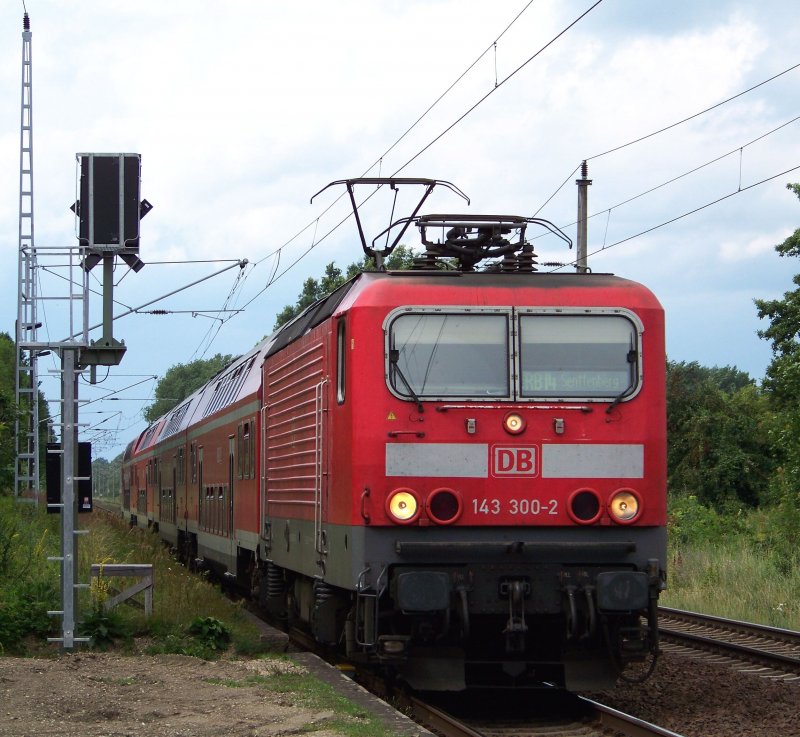 143 300-2 ballert hier mit der RB14 nach Senftenberg durch den ehemaligen Haltepunkt  Ragow  durch. N�chster Halt ist L�bbenau/Spreewald. 20.07.2009 