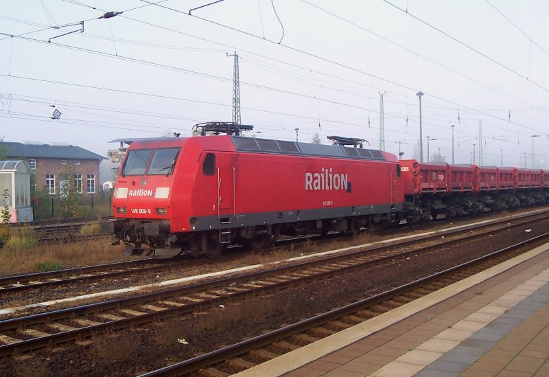 145 008-9 steht am 14.10.2005 auf dem Abstellgleis in L�bbenau/Spreewald. 