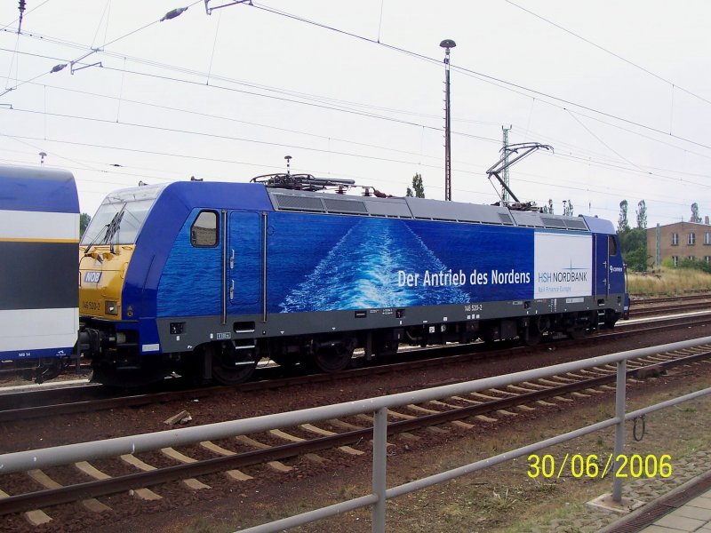 146 520-2 steht mit einem Sonderzug der NOB im Bahnhof von L�bbenau/Spreewald bereit. 30.06.20006