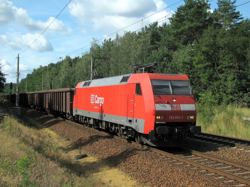 152 012-1 mit einem G�terzug mit interessanten , von mir noch nie gesehenen, Sch�ttgutwagen am 13.08. durch Bestensee.