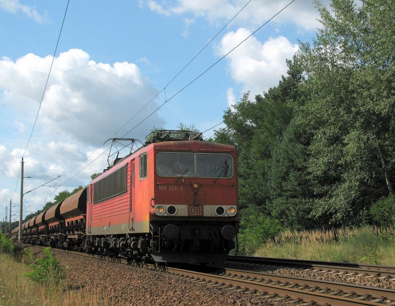 155 137-3 mit einem vollbeladenen Schotterzug 13.08.