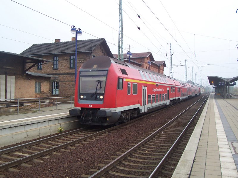 Am Gleis 1 ist gerade eingefahren der RE2 von Cottbus nach Rathenow. Auf Grund von Bauarbeiten fuhr dieser Zug nur bis K�nigs Wusterhausen. L�bbenau/Spreewald den 28.10.2007