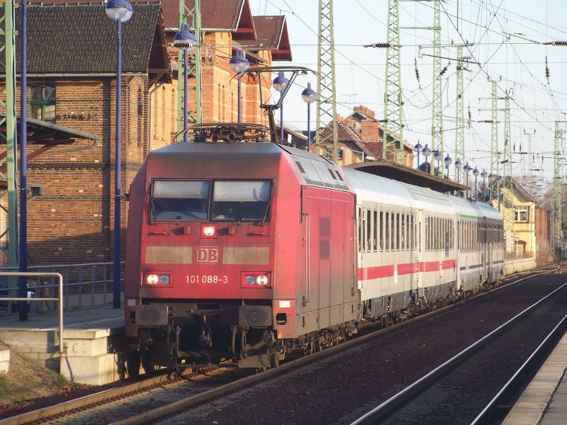 Am Gleis 1 steht bereit der EC 240  Wawel  von Krakow Glowny nach Berlin Hbf. Als Lok dient 101 088-3.  L�bbenau/Spreewald den 16.02.2008