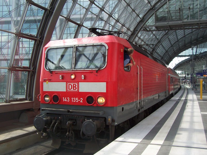 Am Gleis 11 steht die RB 14 nach Senftenberg �ber L�bbenau/Spreewald bereit. Sie wird von einer 143er gef�hrt. Berlin Hbf den 23.07.2007