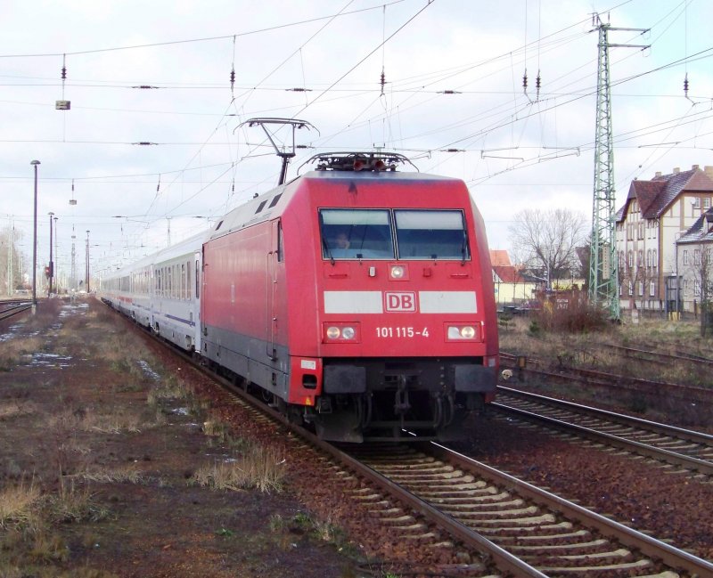 Am Gleis 2 f�hrt jetzt ein der EC 241  Wawel  von Hamburg-Altona nach Krakow Glowny �ber Cottbus und Forst. Als Lok dient 101 115-4. L�bbenau/Spreewald den 20.03.2008 