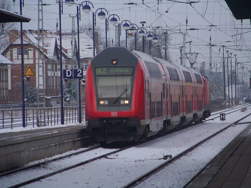 Am Gleis 2 f�hrt im winterlichen Spreewald der RE2 (RE 38163) von Rathenow nach Cottbus ein. L�bbenau/Spreewald den 20.03.2008