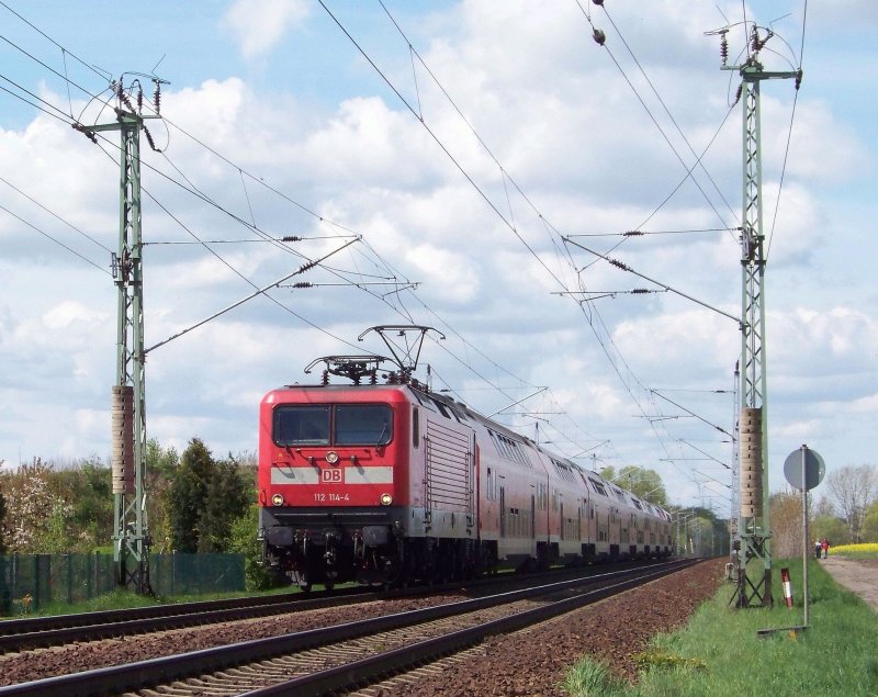 An einem sch�nen sonnigen Samstag rauscht der Fu�ballsonderzug von Rostock nach Cottbus durch L�bbenau/Spreewald.(+15) Als Lok dient 112 114-4. Datum: 26.04.2008
