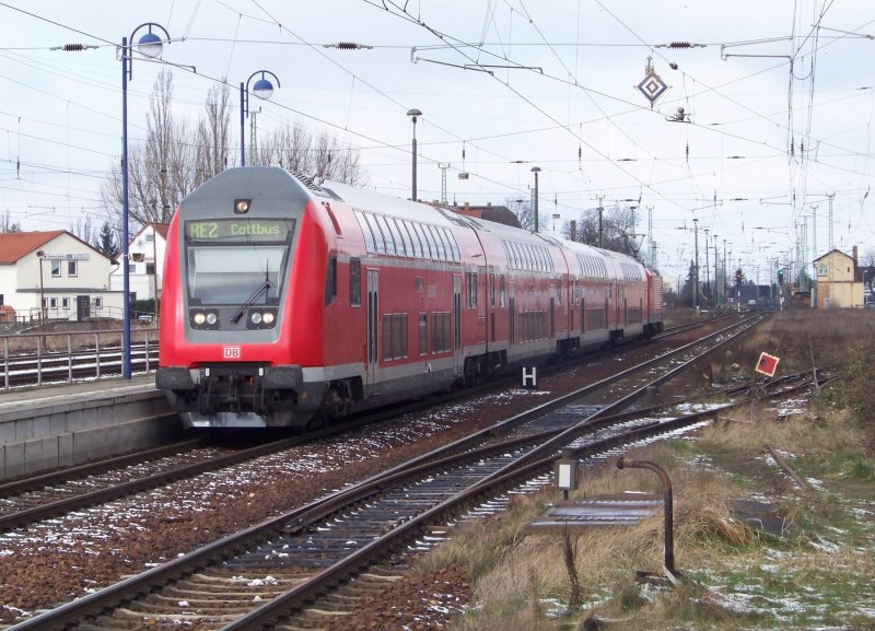 Der RE2 (RE 38165)aus Rathenow nach Cottbus f�hrt am 20.03.2008 in den Bahnhof L�bbenau/Spreewald ein.