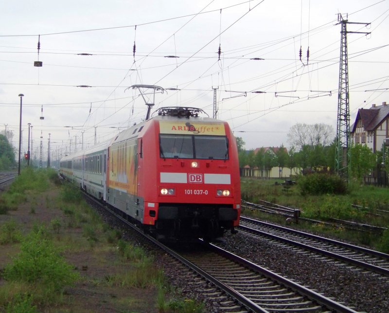 Die  ARD Buffet -Lok 101 037-0 ist am 01.05.2008 mit dem EC 241 von Hamburg-Altona nach Krakow Glowny bespannt. Hier ist sie in L�bbenau/Spreewald zu sehen.