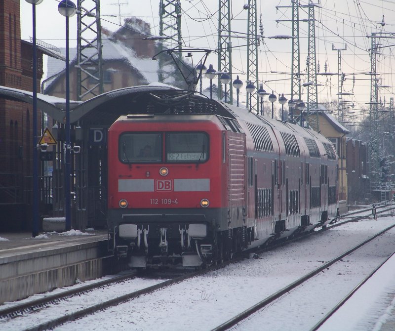 Im winterlichen Spreewald f�hrt los der RE2 (RE 38136)von Cottbus nach Rathenow. Es treibt ihn 112 109-4 an. L�bbenau/Spreewald den 20.03.2008