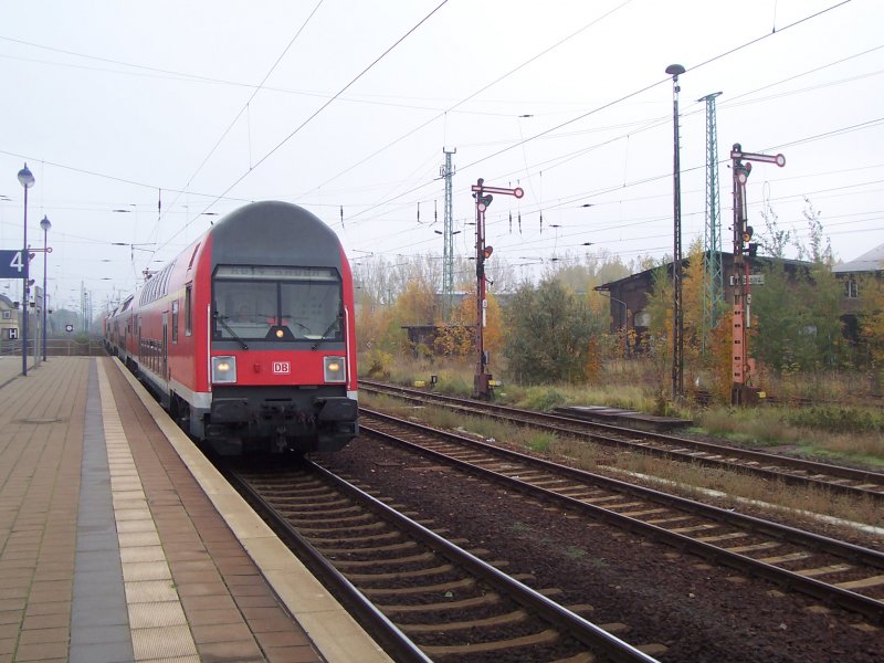 RB 14 nach Nauen - heute aber blo� wegen einer Streckensperung bis K�nigs Wusterhausen. Rechts sieht man noch die alten Signale und die mit Unkraut zugewachsene Drehscheibe in L�bbenau/Spreewald. 28.10.007