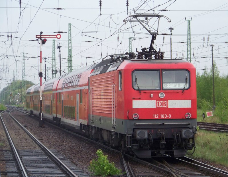 RE2 (RE 38137) beschleunigt am 01.05.2008 aus dem Bahnhof L�bbenau/Spreewald raus. Er kam aus Rathenow und f�hrt weiter nach Cottbus. Als Lok dient 112 183-9.
