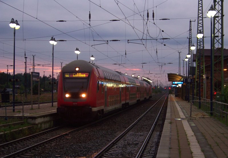 RehionalExpress der Linie 2 steht hier im L�bebnauer Bahnhof bereit auf seine Weiterfahrt nach Cottbus �ber Calau.